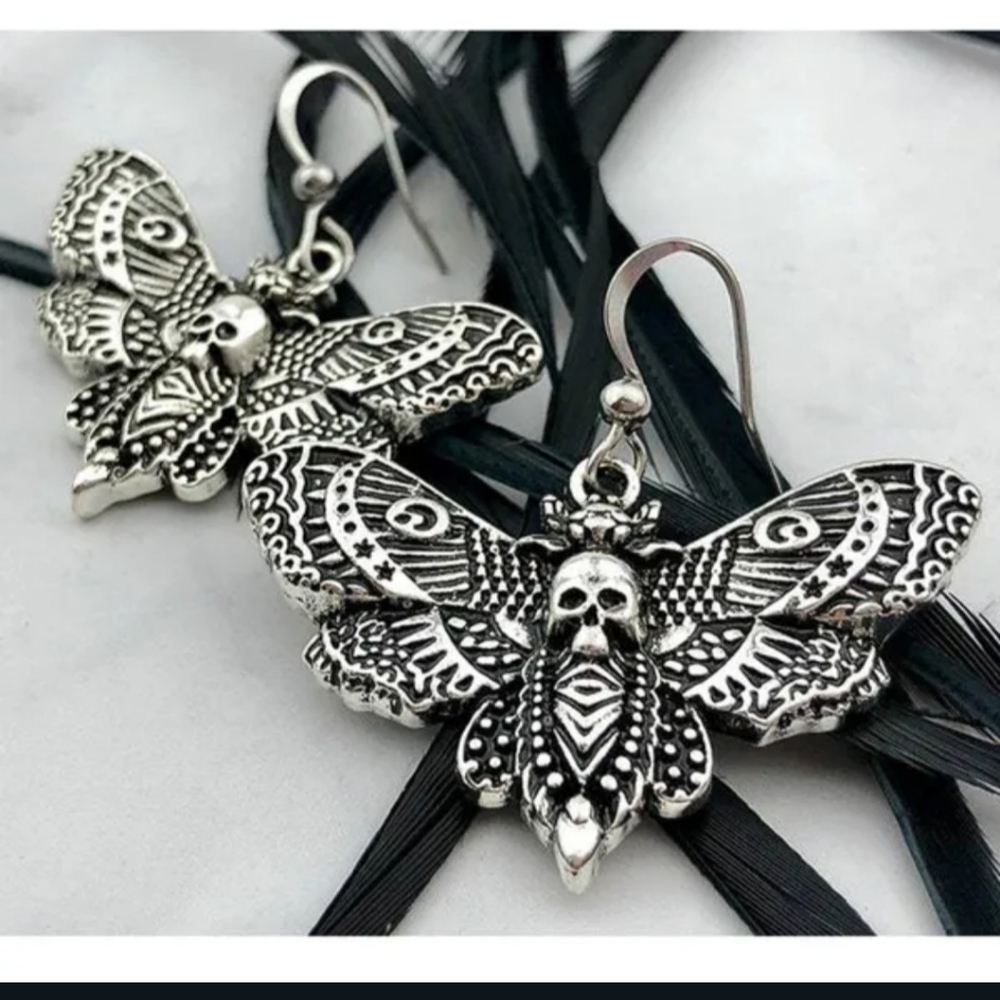 NWT Adorable Boho Goth Silver Death's Head Moth Earrings! - Picture 9 of 10